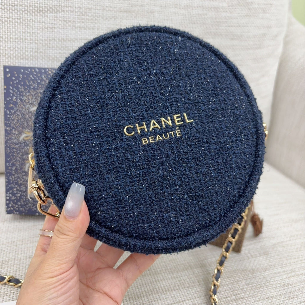 【24小時網站自助下單】最新款🔥只有5️⃣0️⃣套‼️🌸🌟🌟Chanel Beauty 2025年最新款聖誕圓形化妝袋 x No5 香水鎖匙扣掛飾套裝 | 預訂約2-3星期