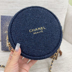 【24小時網站自助下單】最新款🔥只有5️⃣0️⃣套‼️🌸🌟🌟Chanel Beauty 2025年最新款聖誕圓形化妝袋 x No5 香水鎖匙扣掛飾套裝 | 預訂約2-3星期