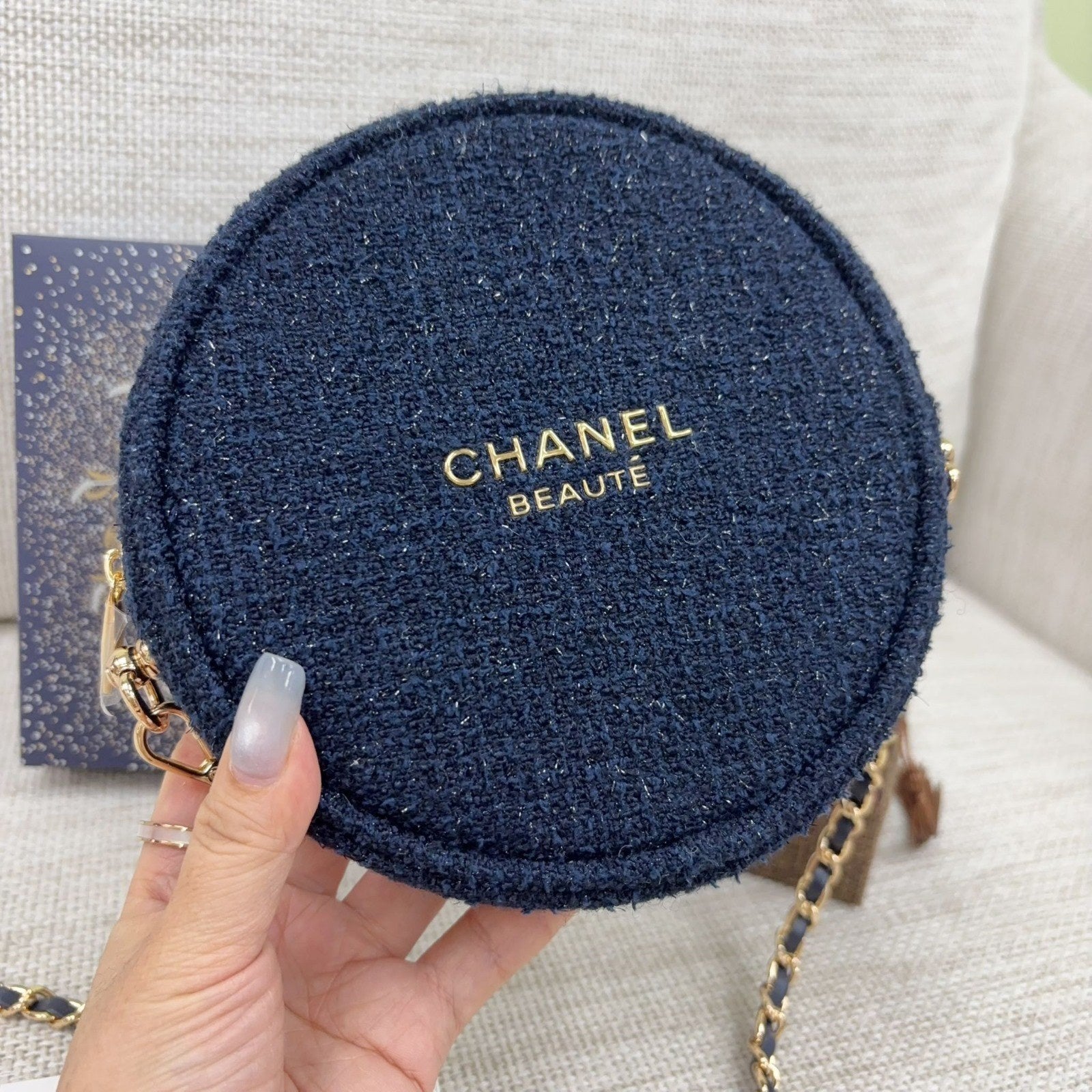 【24小時網站自助下單】最新款🔥只有5️⃣0️⃣套‼️🌸🌟🌟Chanel Beauty 2025年最新款聖誕圓形化妝袋 x No5 香水鎖匙扣掛飾套裝 | 預訂約2-3星期