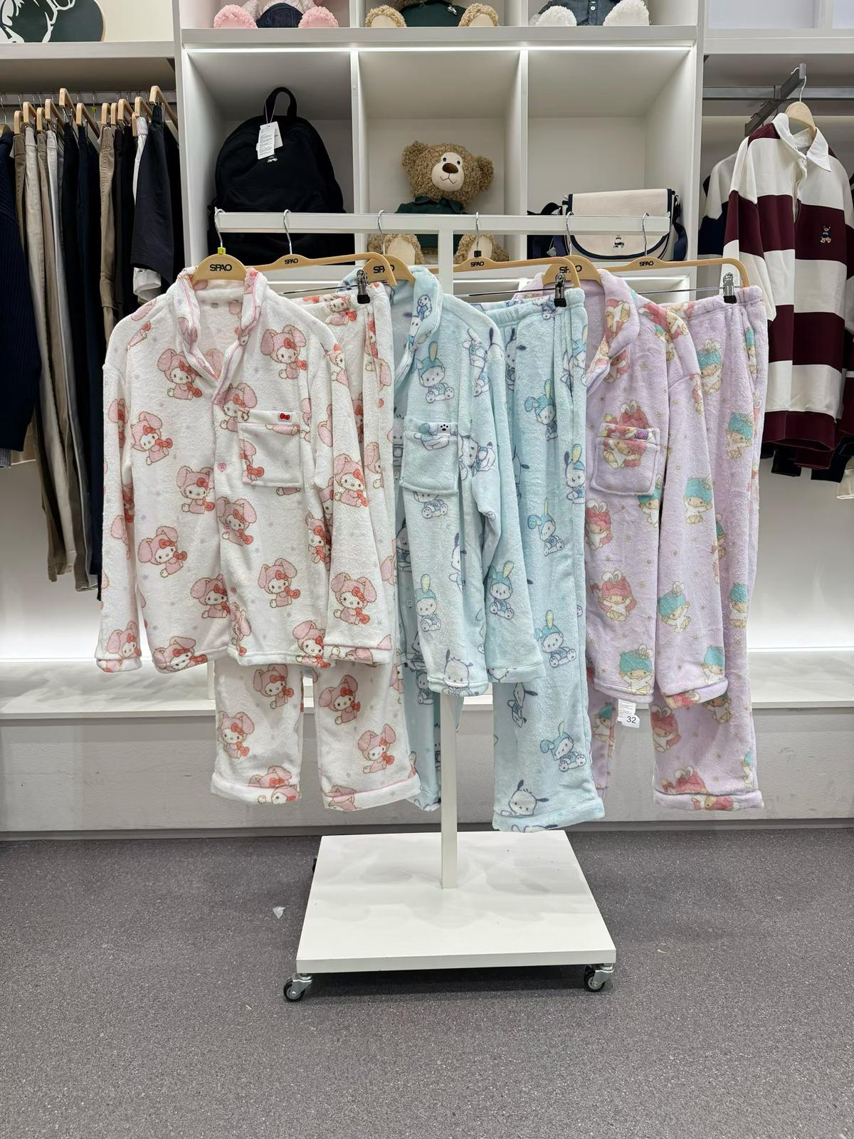 售完即止🌸最新上市 新到連官網都未有呀 全部都好靚呀❤️🧸SPAO🧸韓國專門店/免稅店 每年必買2025年最新上市 😍SPAO x Sanrio 毛絨睡衣套裝 超級卡哇依超級暖笠笠😂 | 預訂約3-4星期