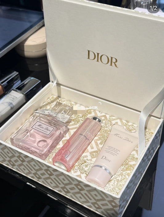 供應商現貨🌸【香港專櫃】Dior 24年聖誕節珍藏香水三件套 | 預訂 逢星期一，三返倉執貨 其後約3-5個工作天寄出