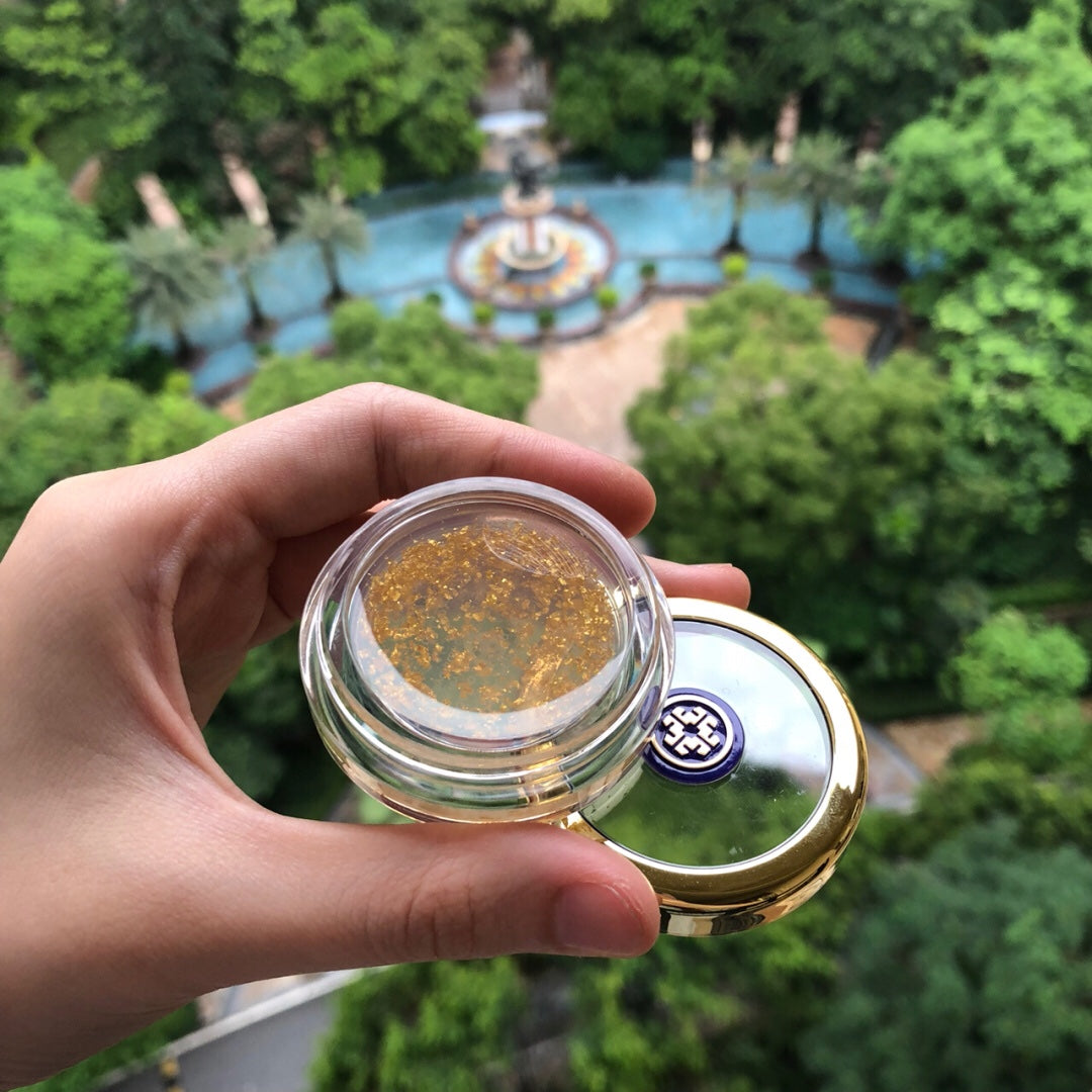供應商現貨💫香港專櫃貨 Tatcha山茶花金箔潤唇膏6g | 預訂 逢星期一，三返倉執貨 其後約3-5個工作天寄出