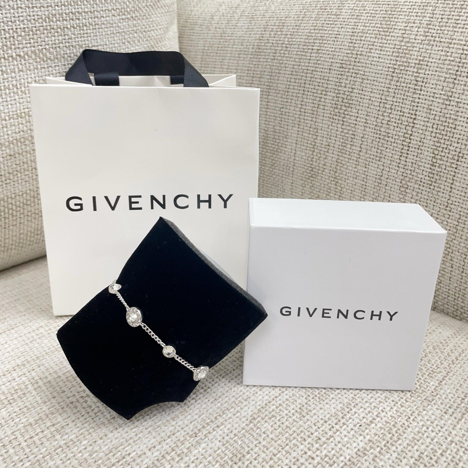 供應商現貨🌸母親節禮物首選🔥🔥🌟🌟Givenchy仿鑽手鏈(銀色) 正品正貨 | 預訂 逢星期一，三返倉執貨 其後約3-5個工作天寄出