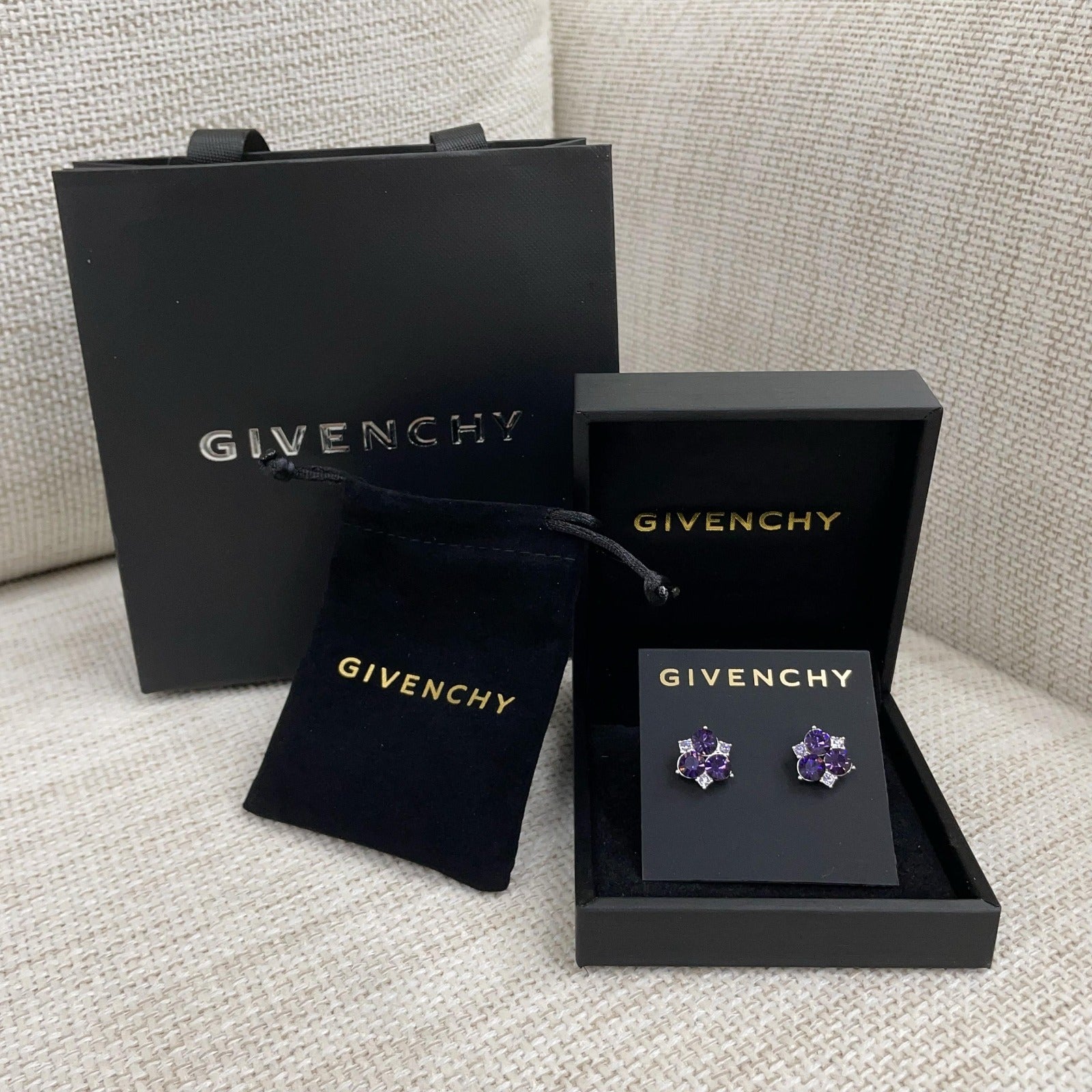 供應商現貨🌸母親節禮物首選🔥🔥🌟🌟Givenchy 紫羅蘭水晶耳環 正品正貨 | 預訂 逢星期一，三返倉執貨 其後約3-5個工作天寄出 [如缺貨,需預訂兩星期左右😊😊]
