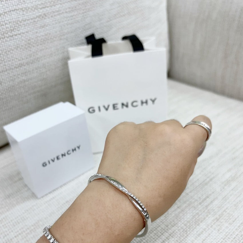 供應商少量現貨🌸🌟🌟Givenchy仿鑽扭紋款手鈪 | 預訂 逢星期一，三返倉執貨 其後約3-5個工作天寄出 ［如賣曬，預3星期再到］ 娉婷貿易公司 Exquisite Beauty Trading Company