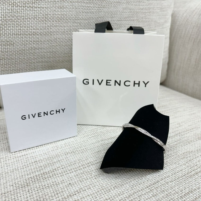 供應商少量現貨🌸🌟🌟Givenchy仿鑽扭紋款手鈪 | 預訂 逢星期一，三返倉執貨 其後約3-5個工作天寄出 ［如賣曬，預3星期再到］