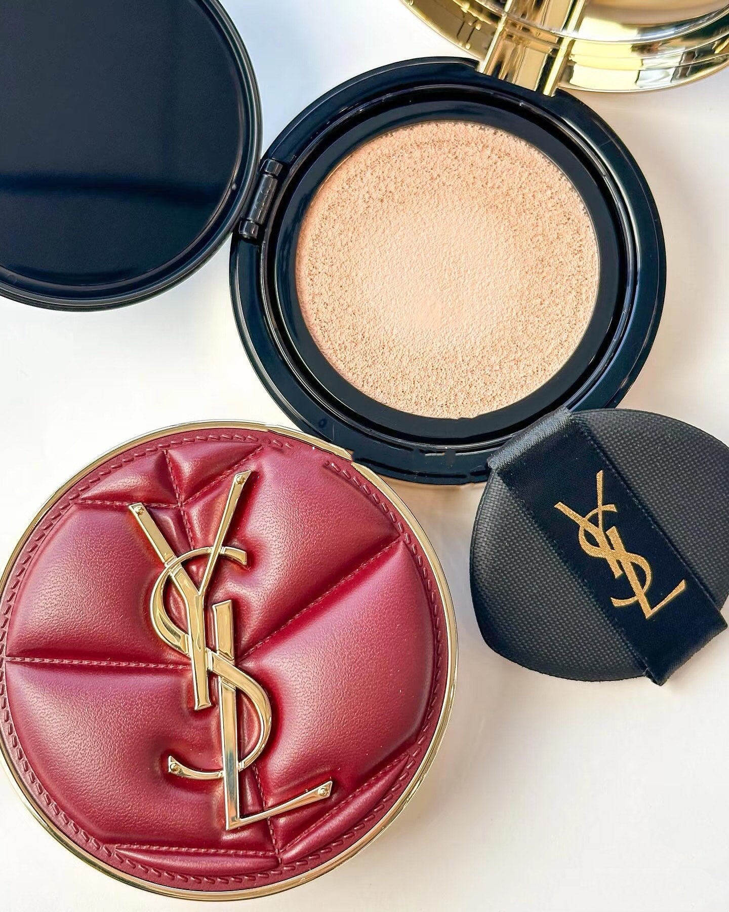 供應商現貨🌸【專櫃】YSL聖羅蘭羊皮紅色氣墊spf23 【黑色氣墊限量版】# B20 | 預訂 逢星期一，三返倉執貨 其後約3-5個工作天寄出