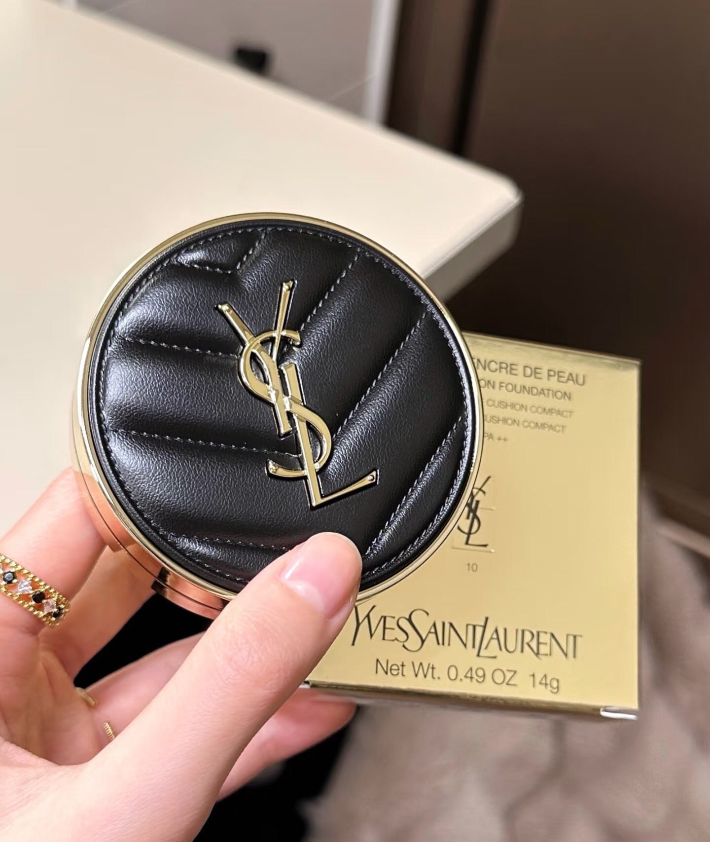 供應商現貨🌸【專櫃】新版YSL聖羅蘭皮革氣墊新版 【防曬度23】黑氣墊 | 預訂 逢星期一，三返倉執貨 其後約3-5個工作天寄出