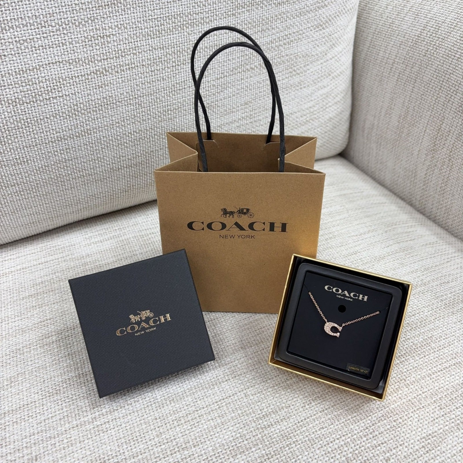 供應商少量現貨 售完即止🌸新到 Coach CC吊咀款-玫瑰金 | 預訂 逢星期一，三返倉執貨 其後約3-5個工作天寄出