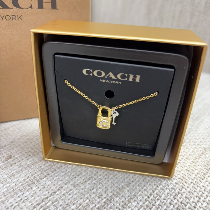 供應商少量現貨 售完即止🌸新款Coach金色鎖 頸鏈 | 預訂 逢星期一，三返倉執貨 其後約3-5個工作天寄出