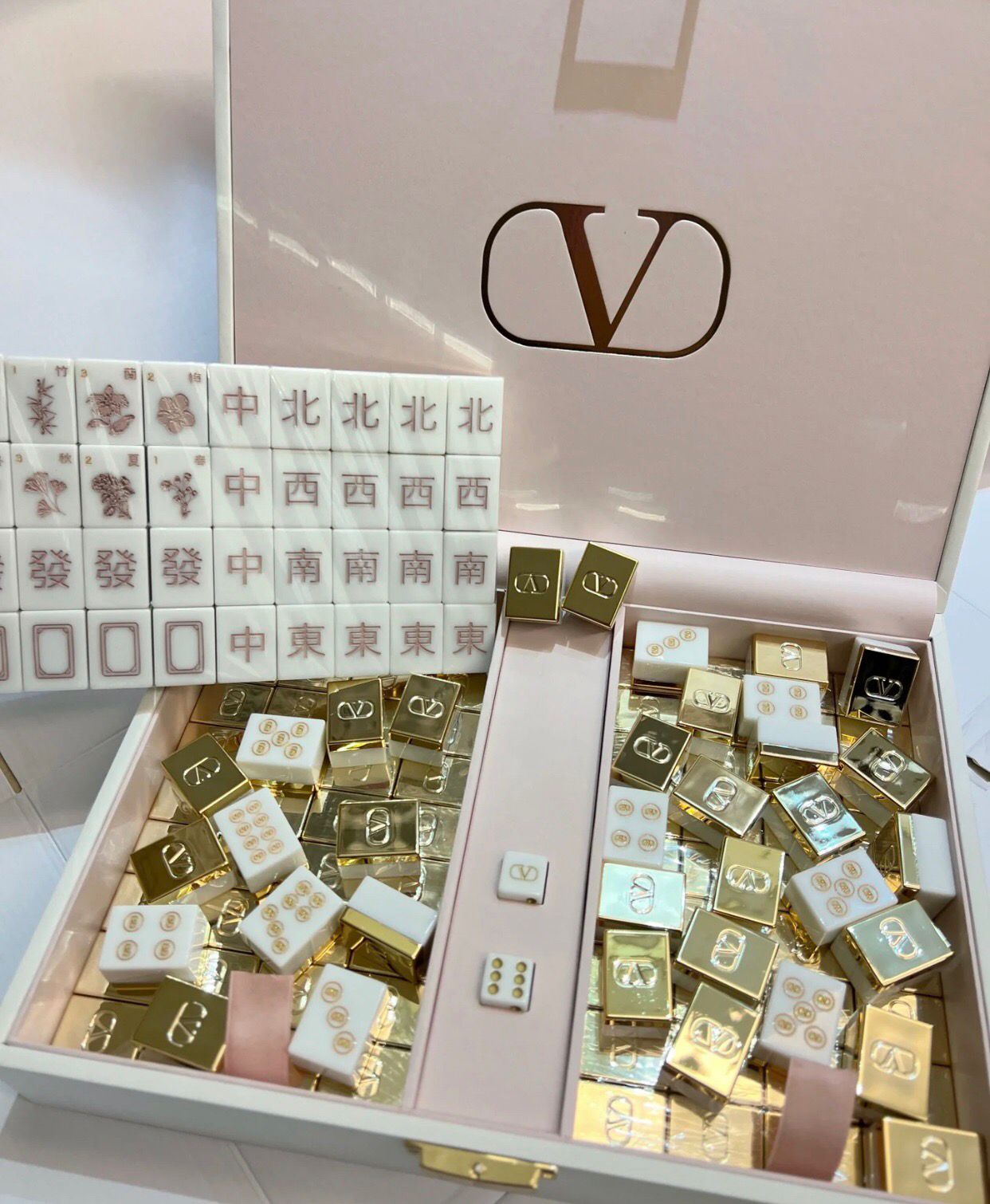 供應商現貨 ‼️只有6套‼️🌸Valentino華倫天奴高奢品牌限量麻雀 100%正貨 | 預訂 逢星期一，三返倉執貨 其後約3-5個工作天寄出