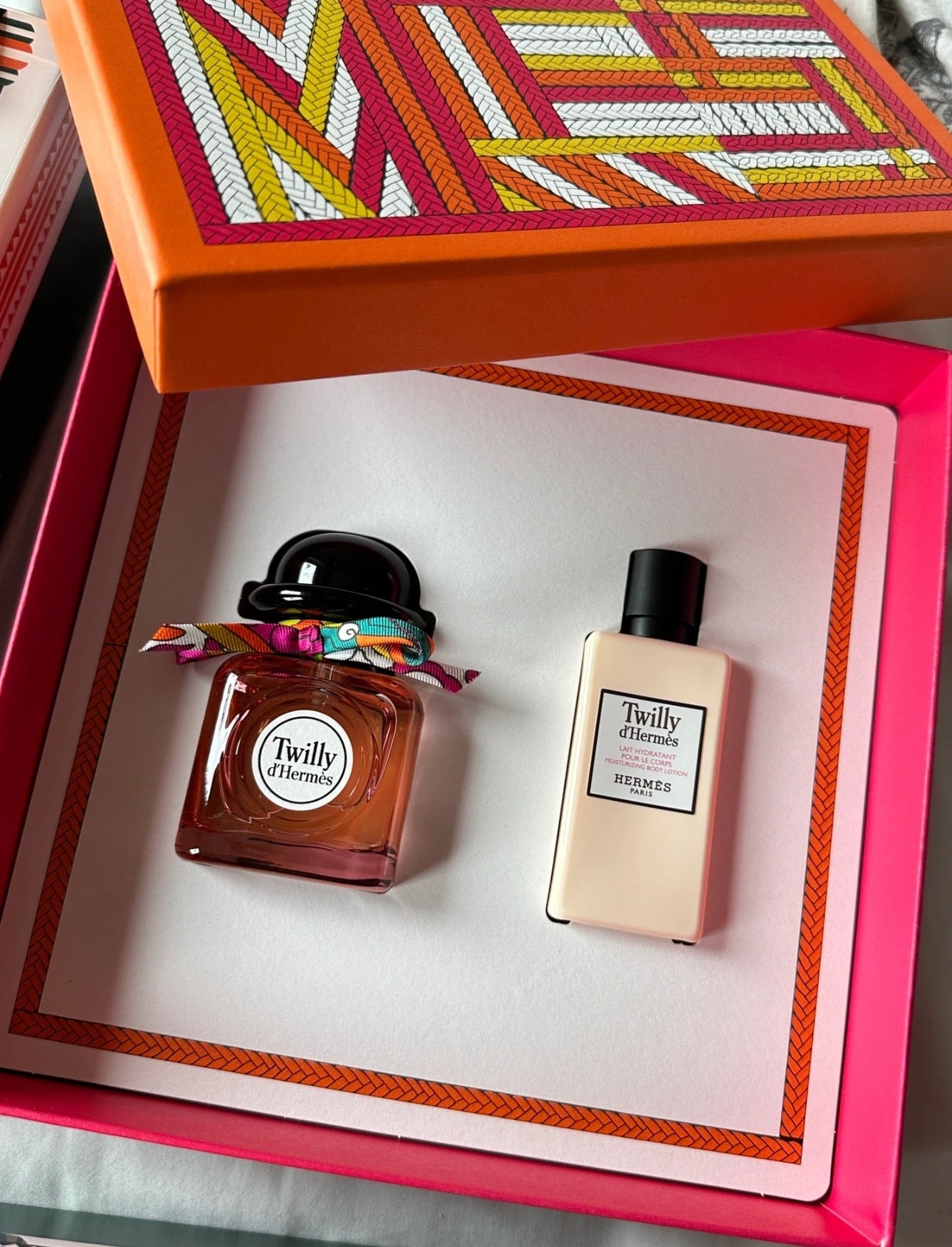 供應商現貨🌸免稅正品 Hermes愛馬仕絲意絲巾香水套盒(濃香水50+身體乳40ml) | 預訂 逢星期一，三返倉執貨 其後約3-5個工作天寄出