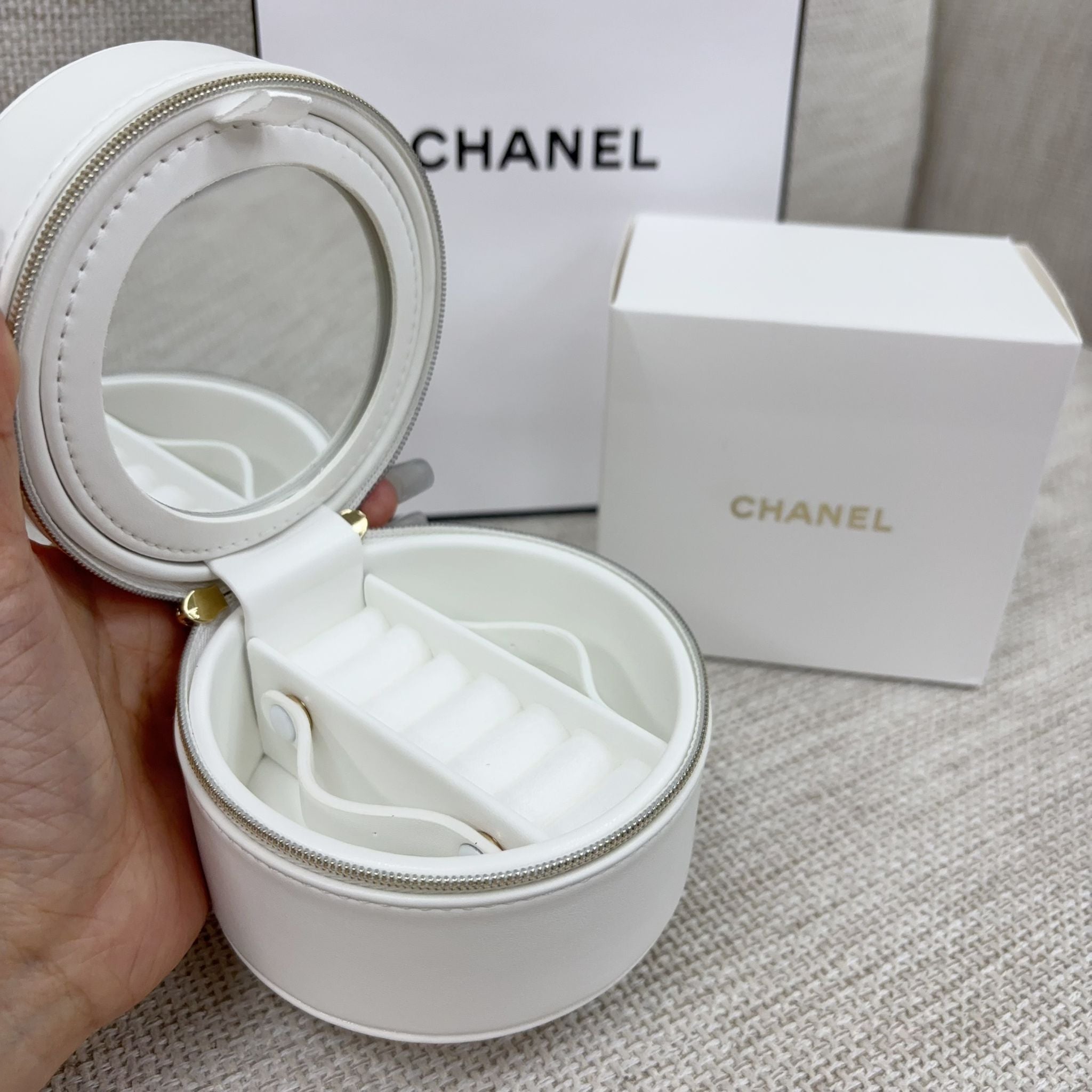 供應商少量現貨，賣曬後預計2-3星期再到🌸🌟🌟Chanel Beauty雙層白皮首飾盒 | 預訂 逢星期一，三返倉執貨 其後約3-5個工作天寄出