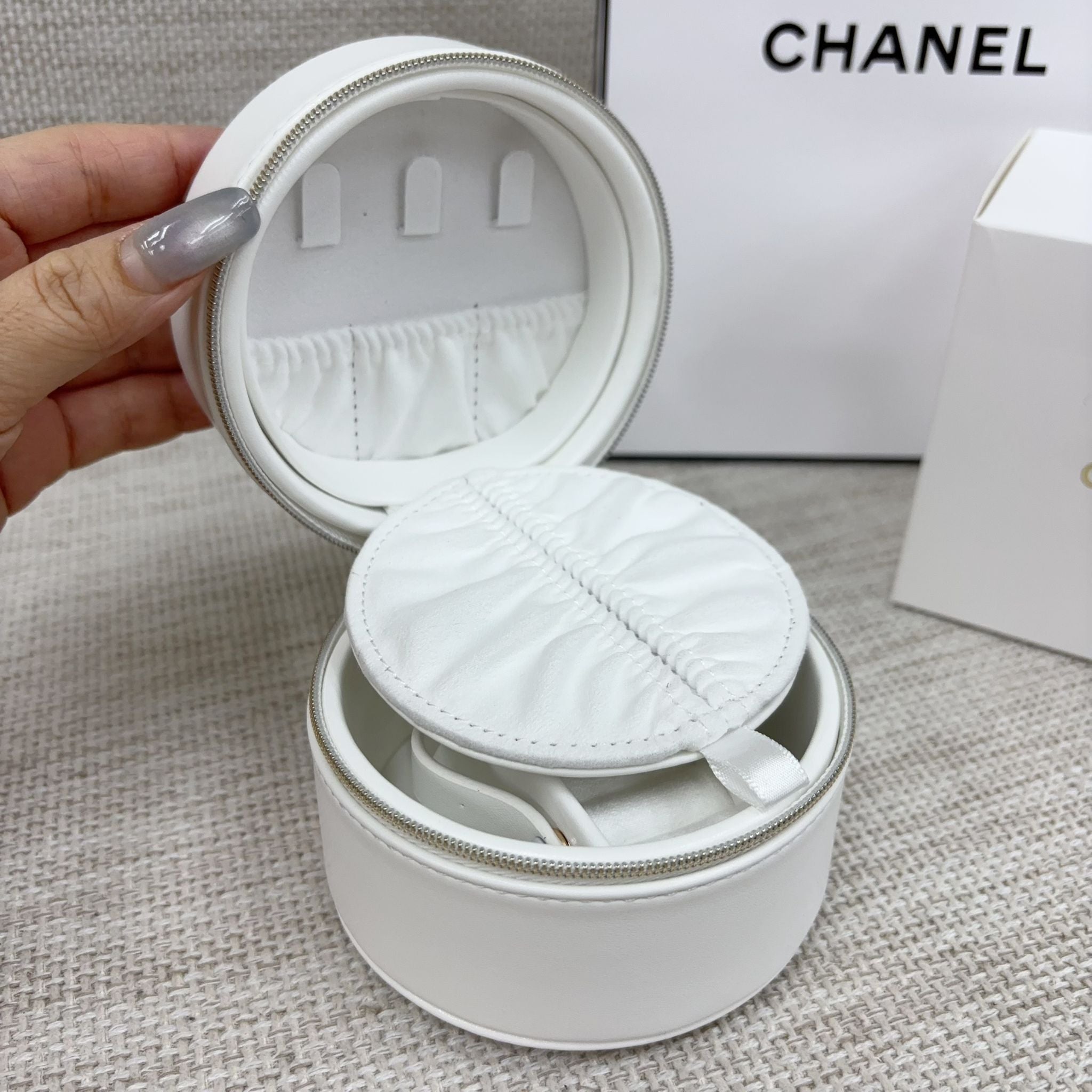 供應商少量現貨，賣曬後預計2-3星期再到🌸🌟🌟Chanel Beauty雙層白皮首飾盒 | 預訂 逢星期一，三返倉執貨 其後約3-5個工作天寄出