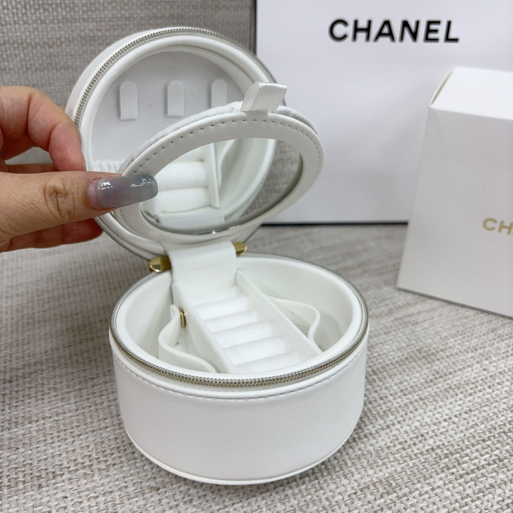 供應商少量現貨，賣曬後預計2-3星期再到🌸🌟🌟Chanel Beauty雙層白皮首飾盒 | 預訂 逢星期一，三返倉執貨 其後約3-5個工作天寄出