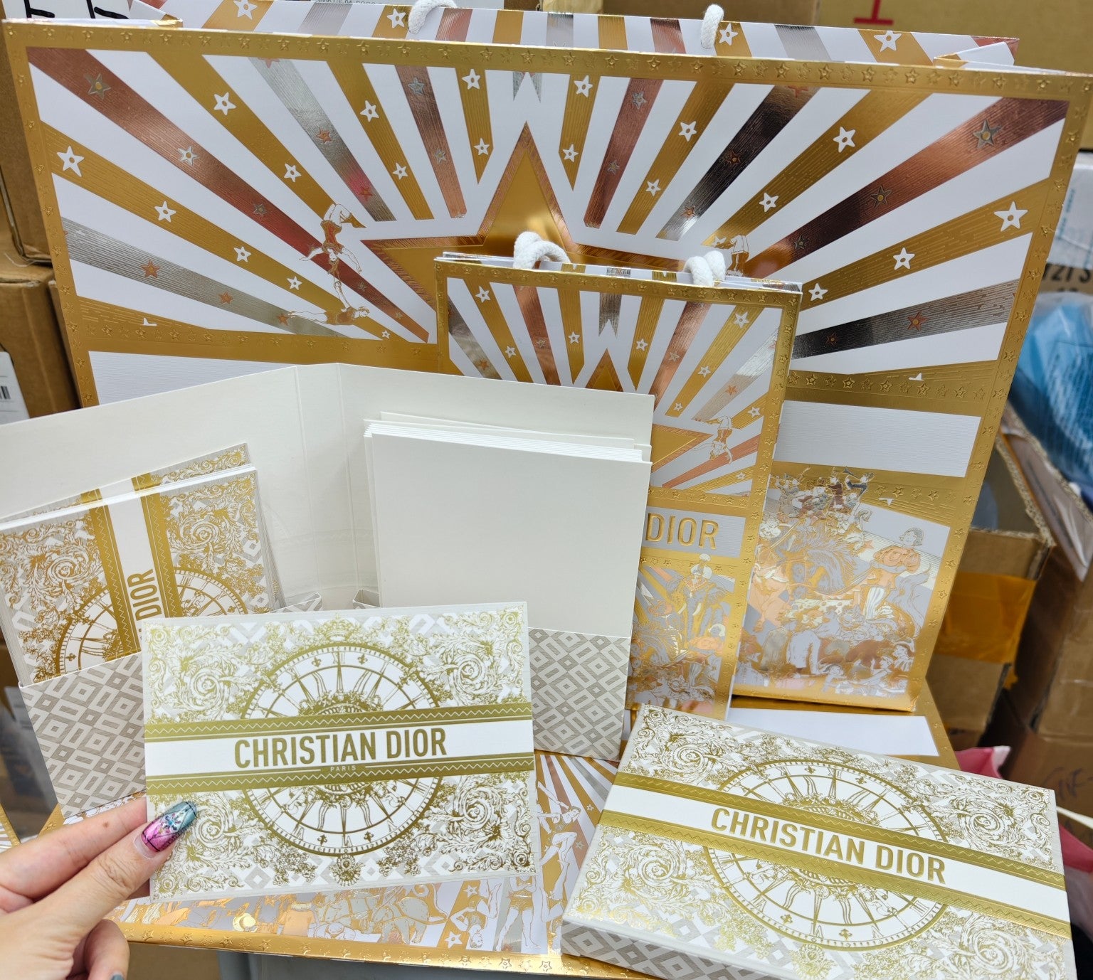 供應商現貨🌸❤️🔥限量快閃❤️🔥Dior專櫃明信片套裝本 | 預訂 逢星期一，三返倉執貨 其後約3-5個工作天寄出