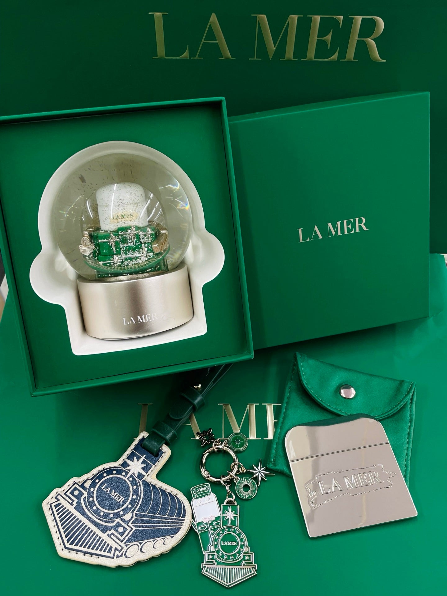 ‼️只有50套‼️供應商現貨🌸❤️🔥快快快閃❤️🔥香港專櫃 Lamer 聖誕水晶球小禮物套裝 | 預訂 逢星期一，三返倉執貨 其後約3-5個工作天寄出 娉婷貿易公司 Exquisite Beauty Trading Company