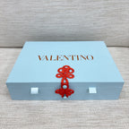 【24小時網站自助下單】供應商現貨🌸數量只有10套‼️‼️全球限量800套‼️🩵Valentino Beauty好運天藍色麻雀🩵 | 預訂 逢星期一，三返倉執貨 其後約3-5個工作天寄出