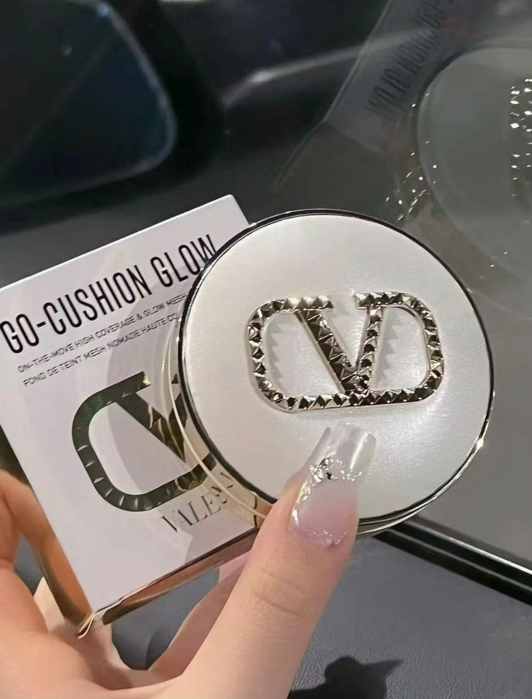 【24小時網站自助下單】供應商現貨 售完即止🌸香港專櫃 Valentino 華倫天奴白氣墊 （盒+芯） | 預訂 逢星期一，三返倉執貨 其後約3-5個工作天寄出