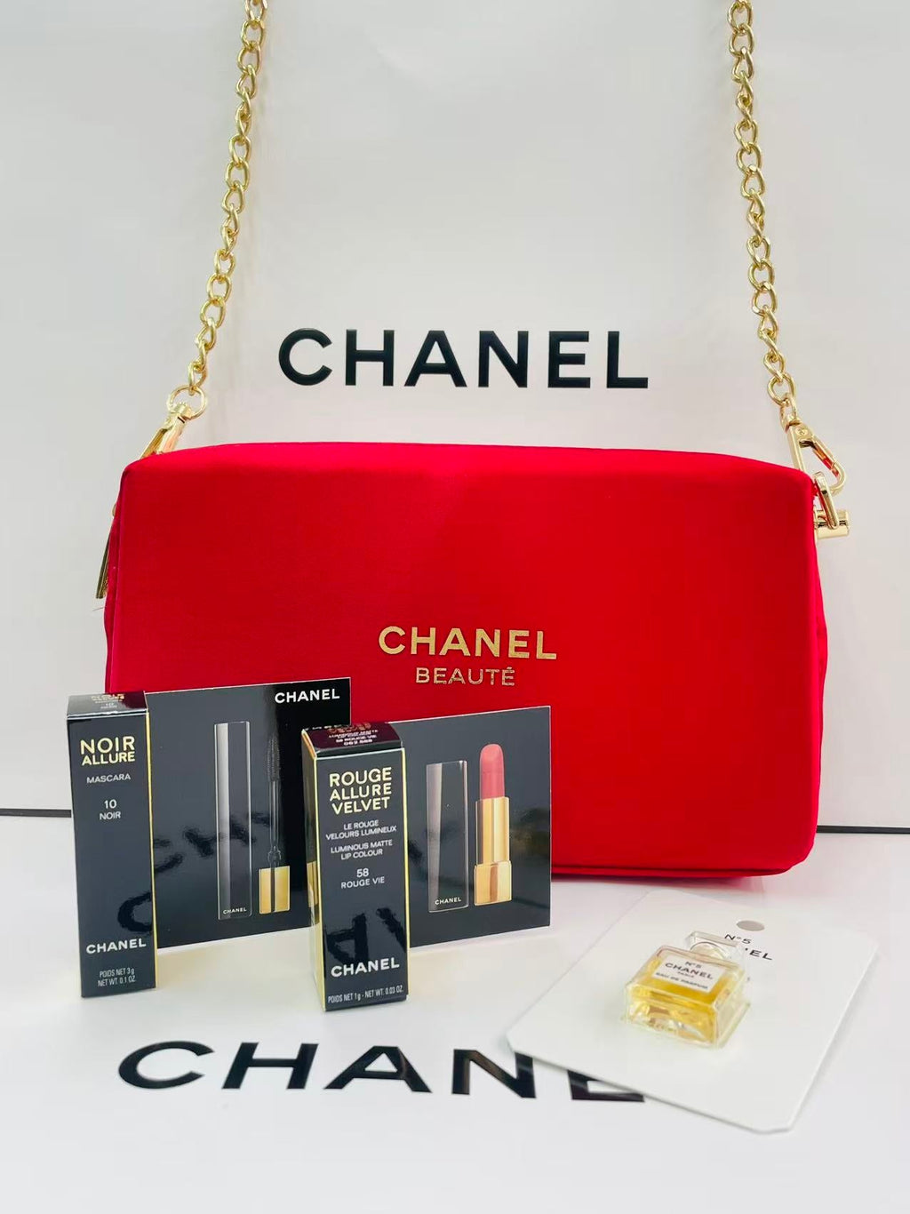 【24小時網站自助下單】供應商現貨‼️只有16套‼️🌸🩷Chanel香奈兒紅色山茶花配鏈化妝包套裝🩷 | 預訂 逢星期一，三返倉執貨 其後約3-5個工作天寄出 娉婷貿易公司 Exquisite Beauty Trading Company