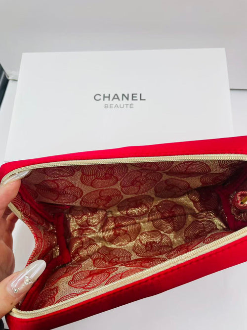 【24小時網站自助下單】供應商現貨‼️只有16套‼️🌸🩷Chanel香奈兒紅色山茶花配鏈化妝包套裝🩷 | 預訂 逢星期一，三返倉執貨 其後約3-5個工作天寄出 娉婷貿易公司 Exquisite Beauty Trading Company